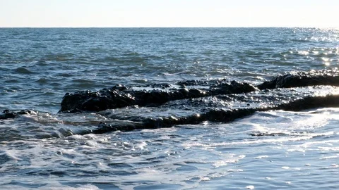 Slow motion of sea waves. Blue sky and water. Summer day. Vidéo 106352850