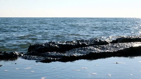 Slow motion of sea waves. Blue sky and water. Summer day. Vidéo 106353045