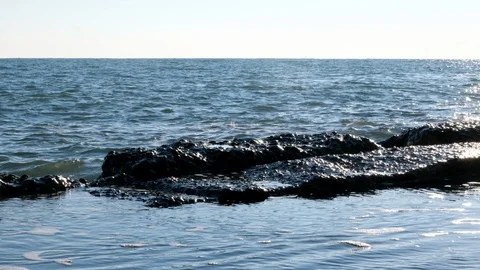 Slow motion of sea waves. Blue sky and water. Summer day. Vidéo 106353220