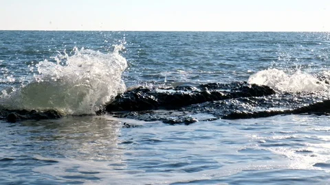 Slow motion of sea waves. Blue sky and water. Summer day. Vidéo 106353584