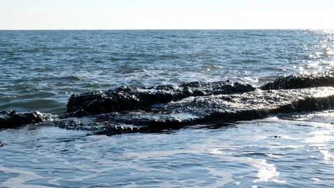 Slow motion of sea waves. Blue sky and water. Summer day. Vidéo 106353717