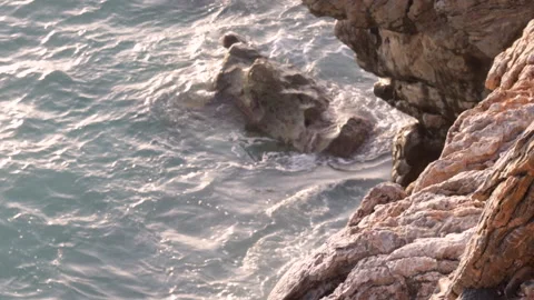 Slow motion sea waves hitting seashore Vidéo 218824943