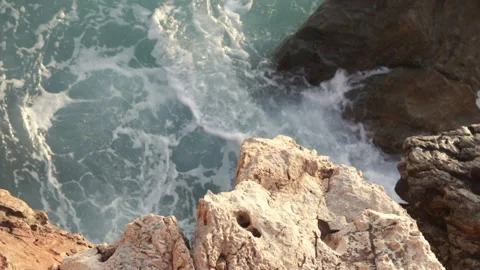 Slow motion sea waves hitting seashore Vidéo 218826404