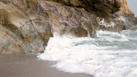 Slow motion sea waves hitting seashore Vidéo 218827346
