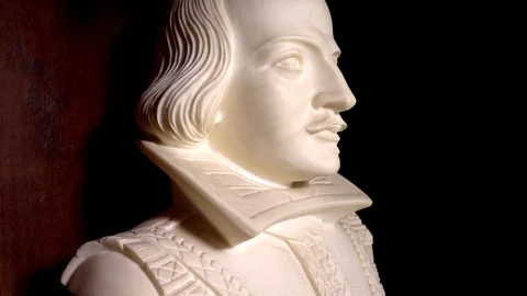 Slow motion - Shakespeare bust on display. Stock-Footage 103134215