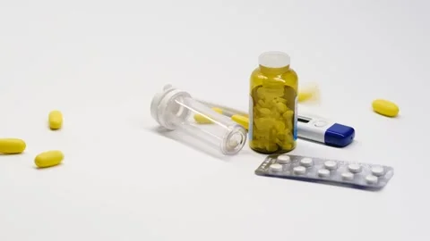 Slow motion shooting. Medication on a clean background homogeneous background, v Vídeos de archivo 142292026
