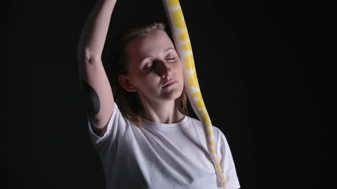 Slow motion shooting of woman with python albino crawling on her head Stockbeeldmateriaal 143993940