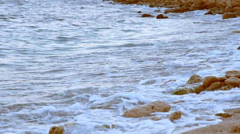 Slow motion shoreline waves Vidéo 43672946