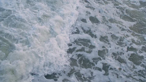 Slow motion shot from above of waves crashing into the beach Vídeo Stock 316938327