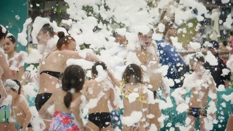 Slow motion shot: Active foam party. HD Stockbeeldmateriaal 124486717