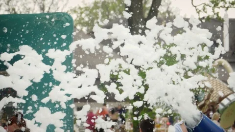 Slow motion shot: Active foam party. HD Stockbeeldmateriaal 124486908