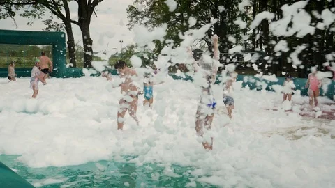 Slow motion shot: Active foam party. HD Stockbeeldmateriaal 124487000