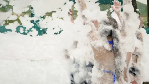 Slow motion shot: Active foam party. HD Stockbeeldmateriaal 124487063