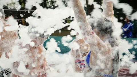 Slow motion shot: Active foam party. HD Stockbeeldmateriaal 124487120