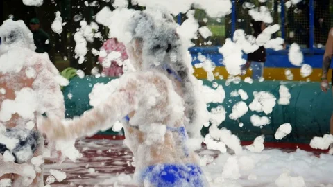 Slow motion shot: Active foam party. HD Stockbeeldmateriaal 124487378