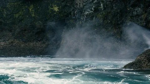 Slow motion shot of blue sea waves and burts of water, Channel Islands Vidéo 123736196