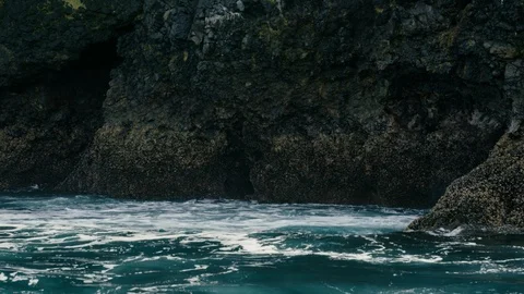 Slow motion shot of blue sea waves and burts of water, Channel Islands Vidéo 123736483