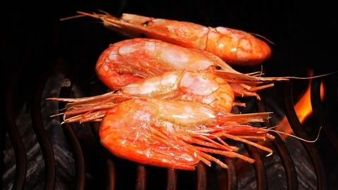 Slow motion shot of delicious shrimps on the grill Stockbeeldmateriaal 93451253