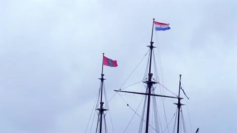 Slow Motion Shot of Dutch Flag on Boat Mast in Amsterdam 库存影片 332104225