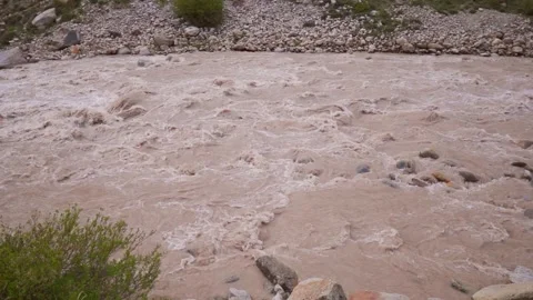Slow motion shot of flooded River Beas during the monsoon season after rain Stockbeeldmateriaal 315515323