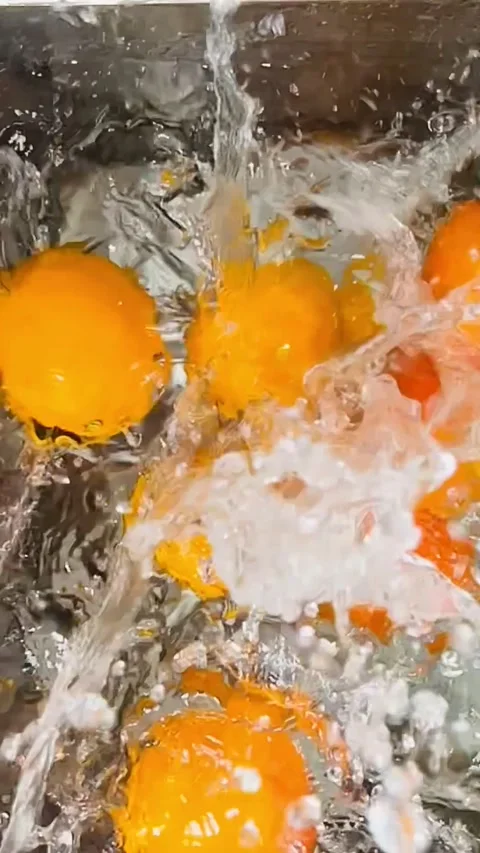 Slow motion shot of fresh oranges falling into water Vídeos de archivo 336136132