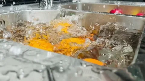 Slow motion shot of fresh oranges falling into water Vídeos de archivo 336136135
