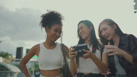 Slow motion shot. Group of young ladies travel at city together. Vídeos de archivo 200839261