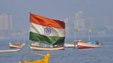 Slow motion shot of an Indian flag waving mouted on a fishing boat, India Vidéo 86534585