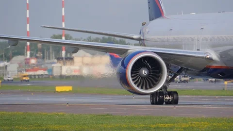 Slow motion shot of jet engine and distortions in the air because of heating Stockbeeldmateriaal 94514307