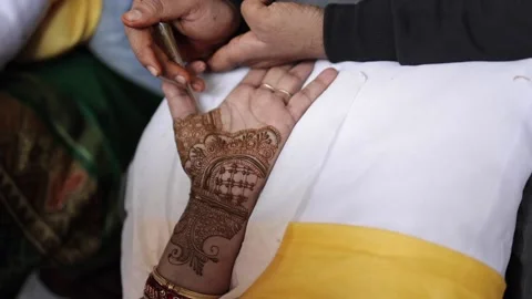 Slow Motion Shot of a lady applying mehendi on her hand at an Indian Wedding Stock Footage 170169997