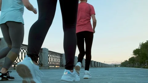 Slow motion shot of the legs of three girls friends morning run 스톡 동영상 119019553