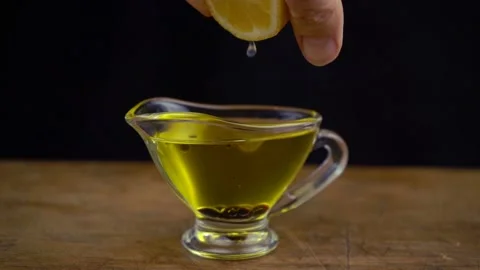 Slow motion shot of making sauce from olive oil, lemon and balsamic vinegar Video stock 134313624