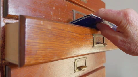 Slow motion shot of a man’s hand removing paperwork from a wooden drawer. Vídeos de archivo 299978170
