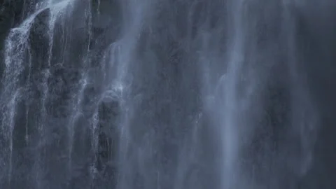 Slow Motion Shot Moving Along Rocky Wall Water Splashing Multnomah Falls Oregon Vidéo 336266299