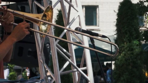 Slow motion shot of Musicians is playing on trombone in concert. 库存影片 112427673