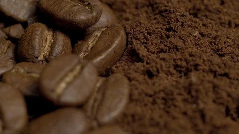 Slow motion shot of panning coffee beans and ground coffee at 30fts Stockbeeldmateriaal 128723452