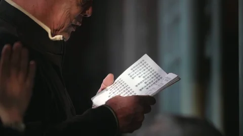 Slow motion shot of people make merit in Chinese Lunar New Year's Eve Stock Footage 88850160