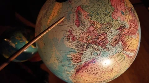 Slow motion shot of pointer highlighting Norway on vintage globe map. 库存影片 335186895