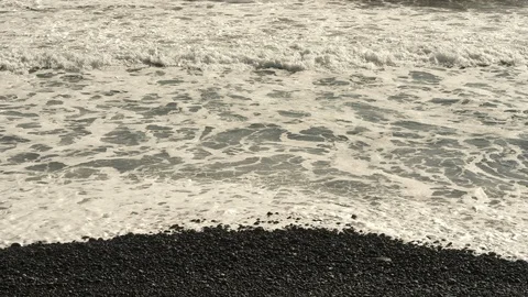 Slow Motion Shot of Sea Waves Crashing in Beach Pebbles 스톡 동영상 115843399