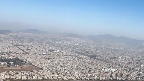 Slow motion shot of take off in mexico city during morning Vidéo 332911222