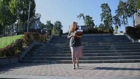 Slow motion shot of a young blonde woman walking down stairs Vídeos de archivo 333070800