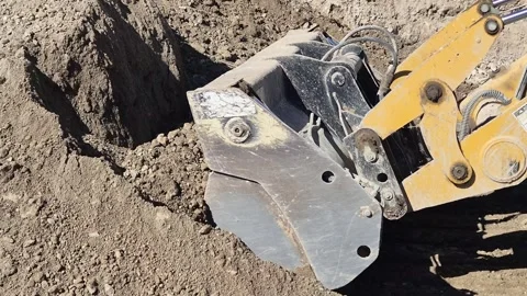 Slow Motion Side View of Loader Digging and Reversing with Soil Vídeos de archivo 332729196