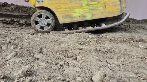 Slow Motion Side View of Plate Compactor Vibrating the Ground Vídeo Stock 332506483