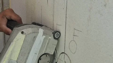 Slow motion side view of wall chaser cutting gas concrete 스톡 동영상 345666462