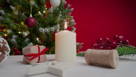Slow motion sideways camera move showing Christmas table decorations with c.. Video stock 321401583