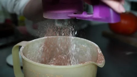Slow Motion Sifting Cocoa Powder and Flour into Bowl Vidéo 320393583