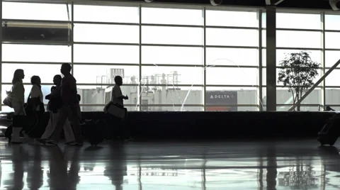 Slow motion silhouette crowd waking in airport Vídeos de archivo 37532423