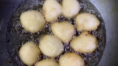 Slow motion of snack being deep fired Stock-Footage 137535316