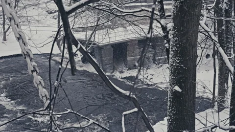 Slow-Motion Snowfall Over Rushing Winter Waterfall. Version 2 Vidéo 300020553