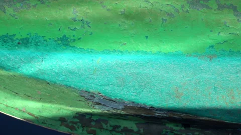 Slow motion of solar flecks reflection from the water on old grunge green boat Vidéo 57971730